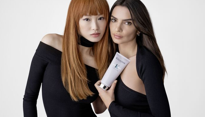 Blond Absolu Lumiere Shampoo squeezed into hand