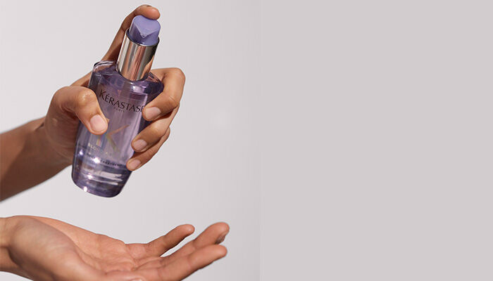 Blond Absolu Hair Repair Oil squeezed into hand