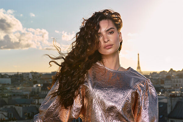 model with curled hair in Paris